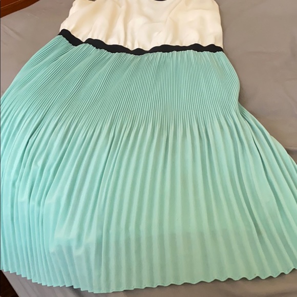 Andree Key Hole Dress 👗 - Picture 2 of 4